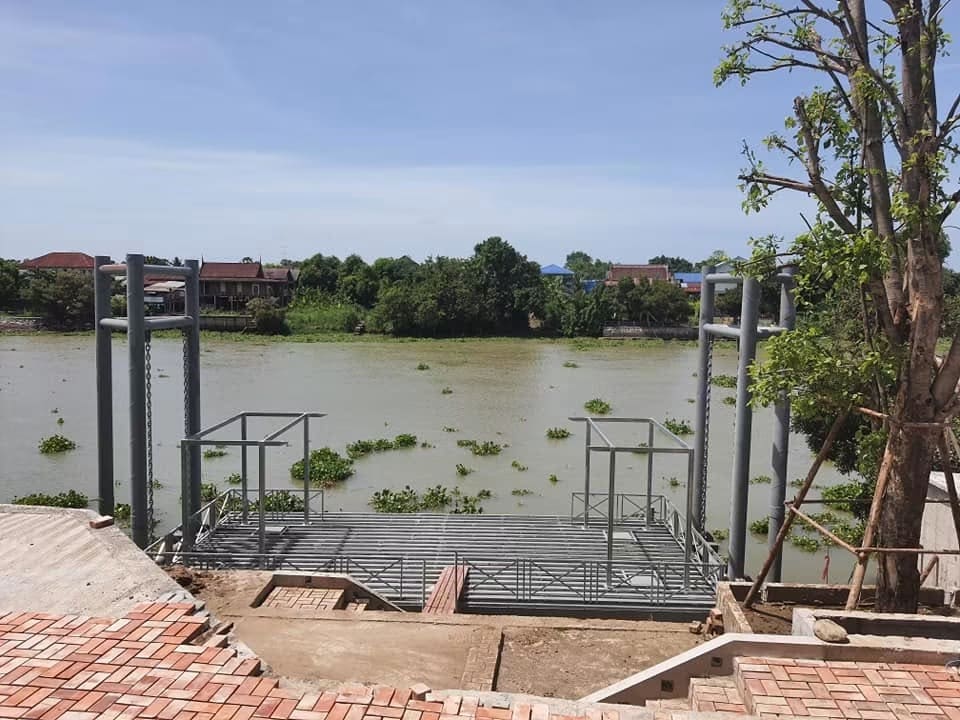 โครงเหล็กท่าเทียบและเสาริมฝั่งแม่น้ำระหว่างก่อสร้าง — แพร้านอาหาร T.K.M. Aquatic