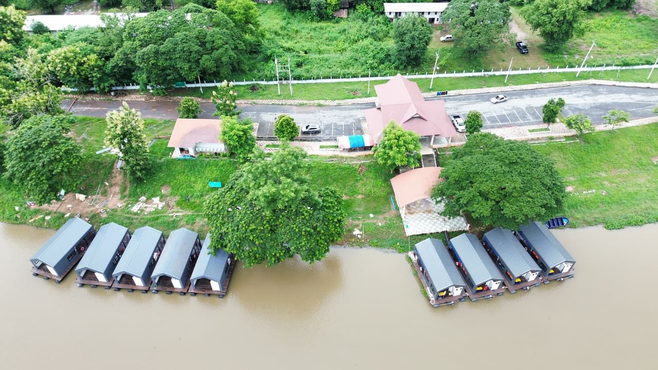 แพที่พักลอยน้ำ 2 กลุ่มจอดหน้าพื้นที่ริมแม่น้ำ มุมสูง — แพที่พักล่องในลำน้ำ เขื่อน แม่น้ำ T.K.M. Aquatic