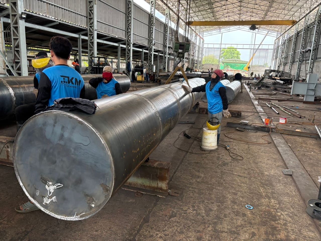 ทีมช่างเชื่อมประกอบฝาปิดหัวทุ่น — ขั้นตอนการผลิตทุ่นเหล็ก T.K.M. Aquatic