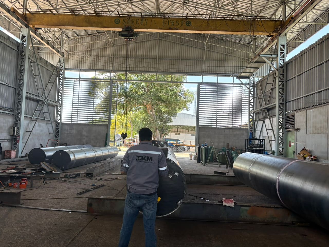 ทีมงานตรวจแนวเชื่อมฝาปิดหัวทุ่น — ขั้นตอนการผลิตทุ่นเหล็ก T.K.M. Aquatic