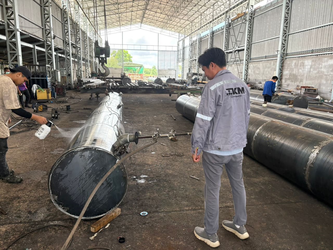 ทดสอบการรั่วซึม: ฉีดน้ำสบู่บนแนวเชื่อมขณะอัดลมในทุ่น — ขั้นตอนการผลิตทุ่นเหล็ก T.K.M. Aquatic