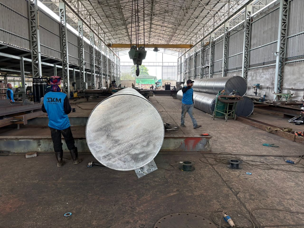 ทุ่นชุบกัลวาไนซ์ยกด้วยรอกในโรงงาน — ขั้นตอนการผลิตทุ่นเหล็ก T.K.M. Aquatic