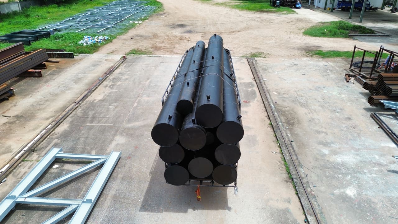 ทุ่นเหล็กมัดซ้อนบนรถบรรทุก มุมสูง — ขั้นตอนการผลิตทุ่นเหล็ก T.K.M. Aquatic