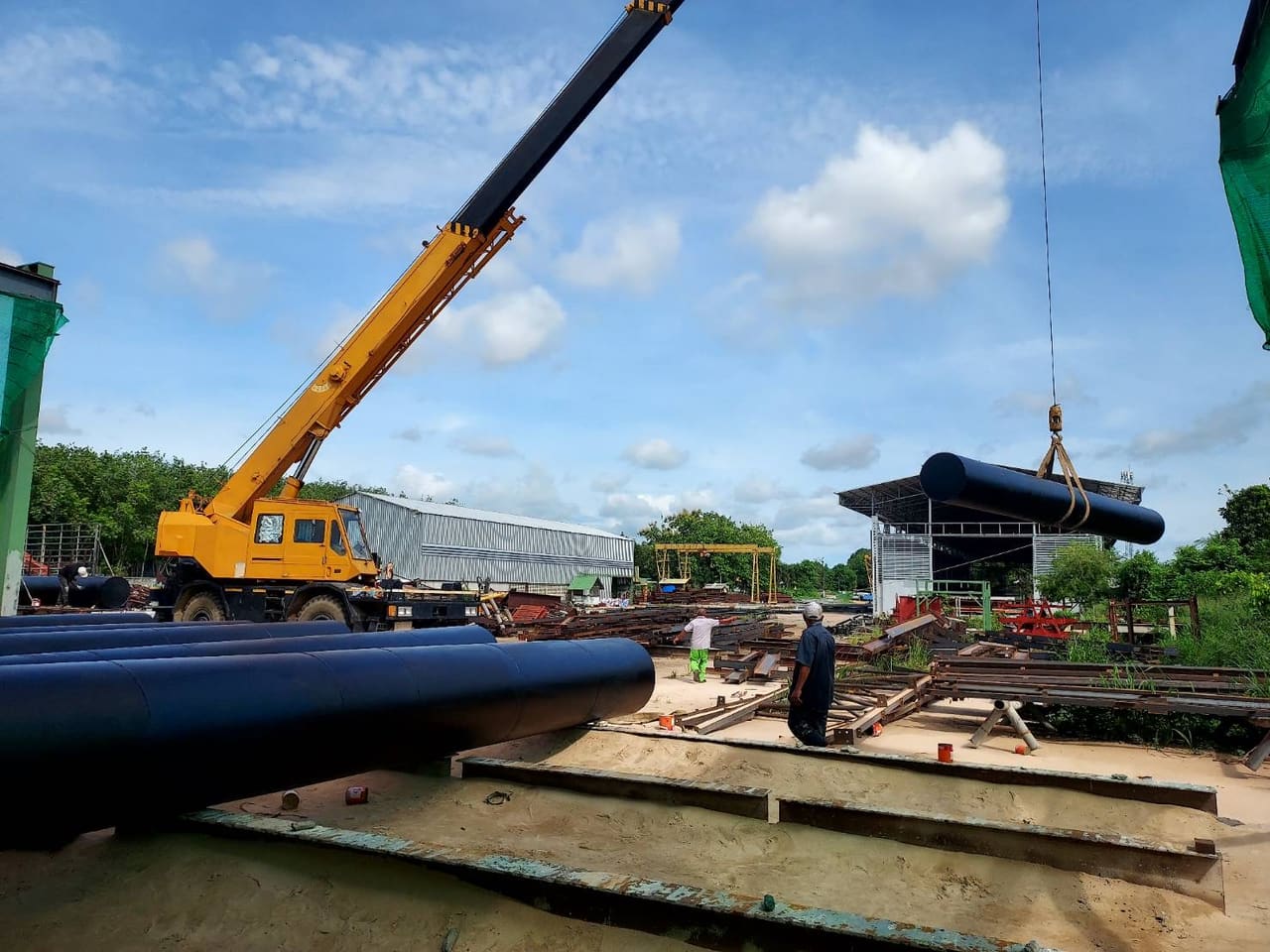 เครนยกทุ่นเหล็กขึ้นรถ — ขั้นตอนการผลิตทุ่นเหล็ก T.K.M. Aquatic