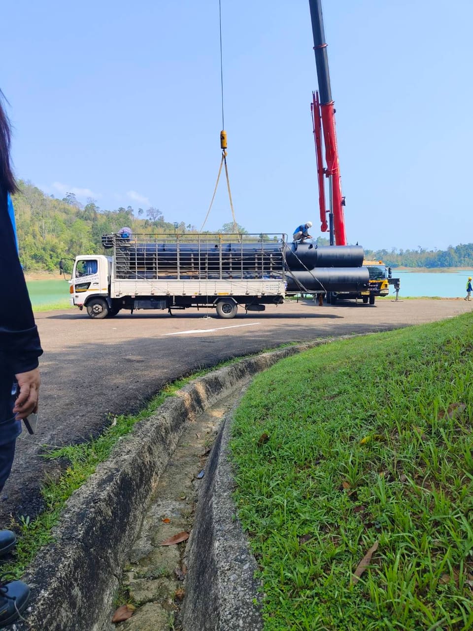 ยกทุ่นลงจากรถบรรทุกด้วยเครน — ขั้นตอนการผลิตทุ่นเหล็ก T.K.M. Aquatic
